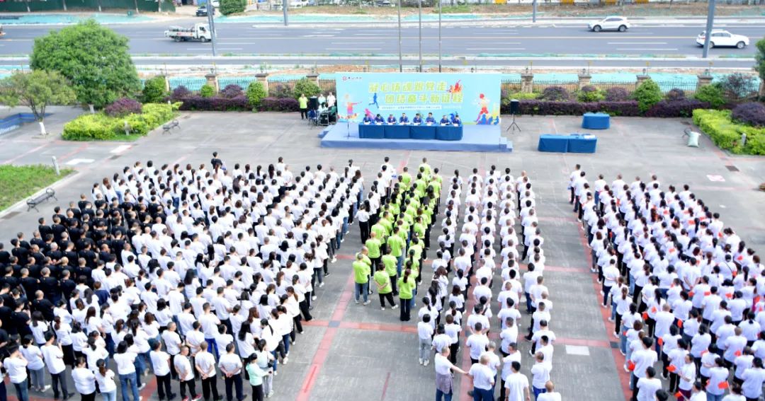 陈建华和郑明鹏分别夺得叉车比赛第一名