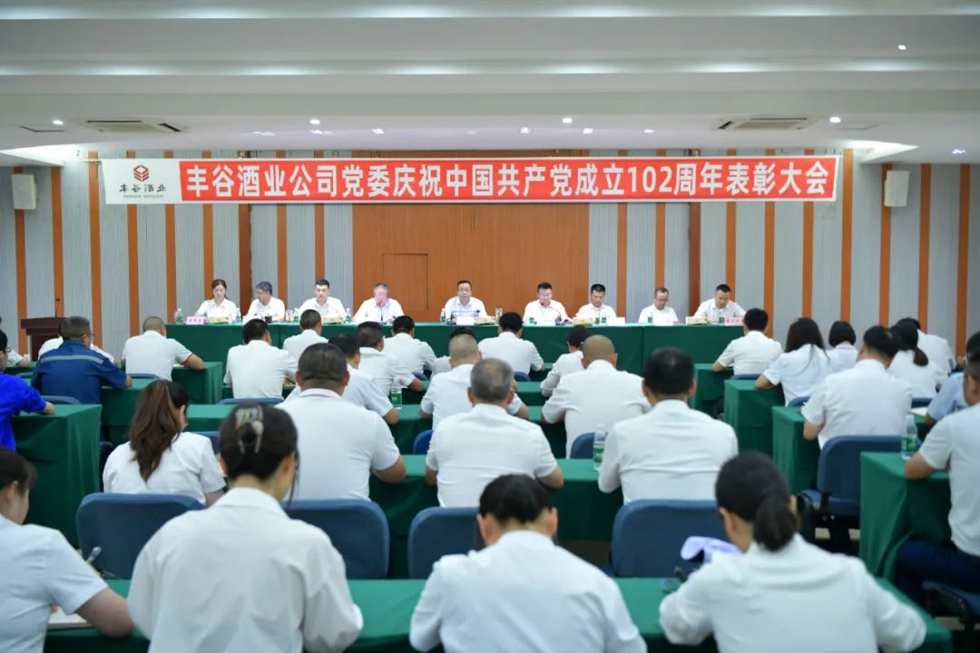 充分发挥党支部的战斗堡垒作用的同时