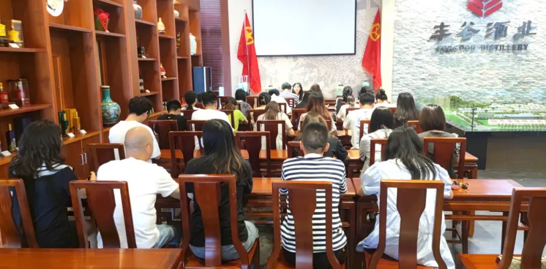 酿酒教研室主任罗玲一行莅临丰谷酒业靠