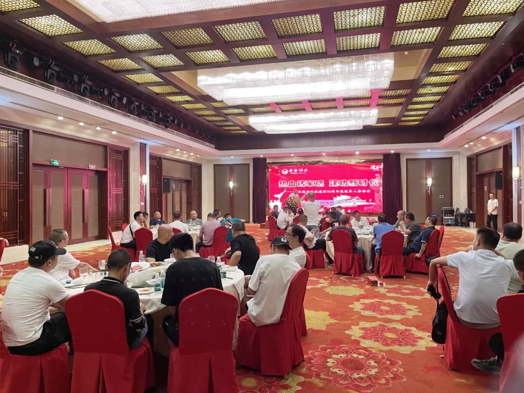 并为他们送去了清凉慰问大礼包