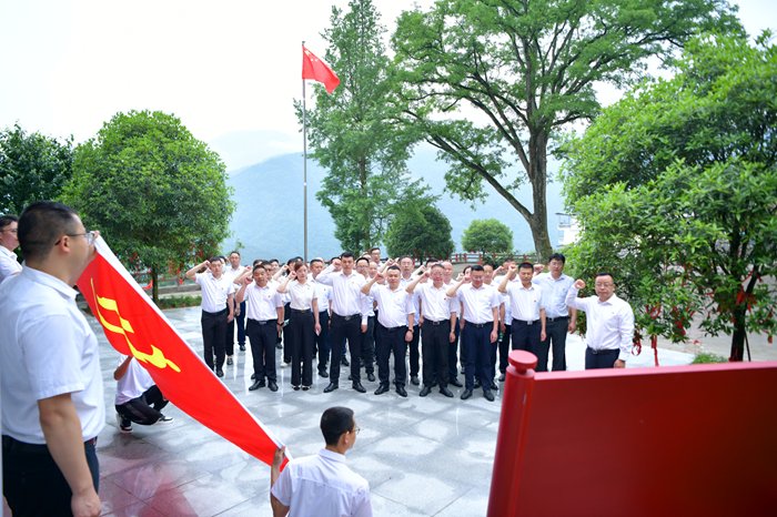 工会主席殷剑川到行政第一党支部