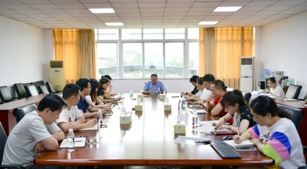 组织党员干部纷纷走进革命纪念馆