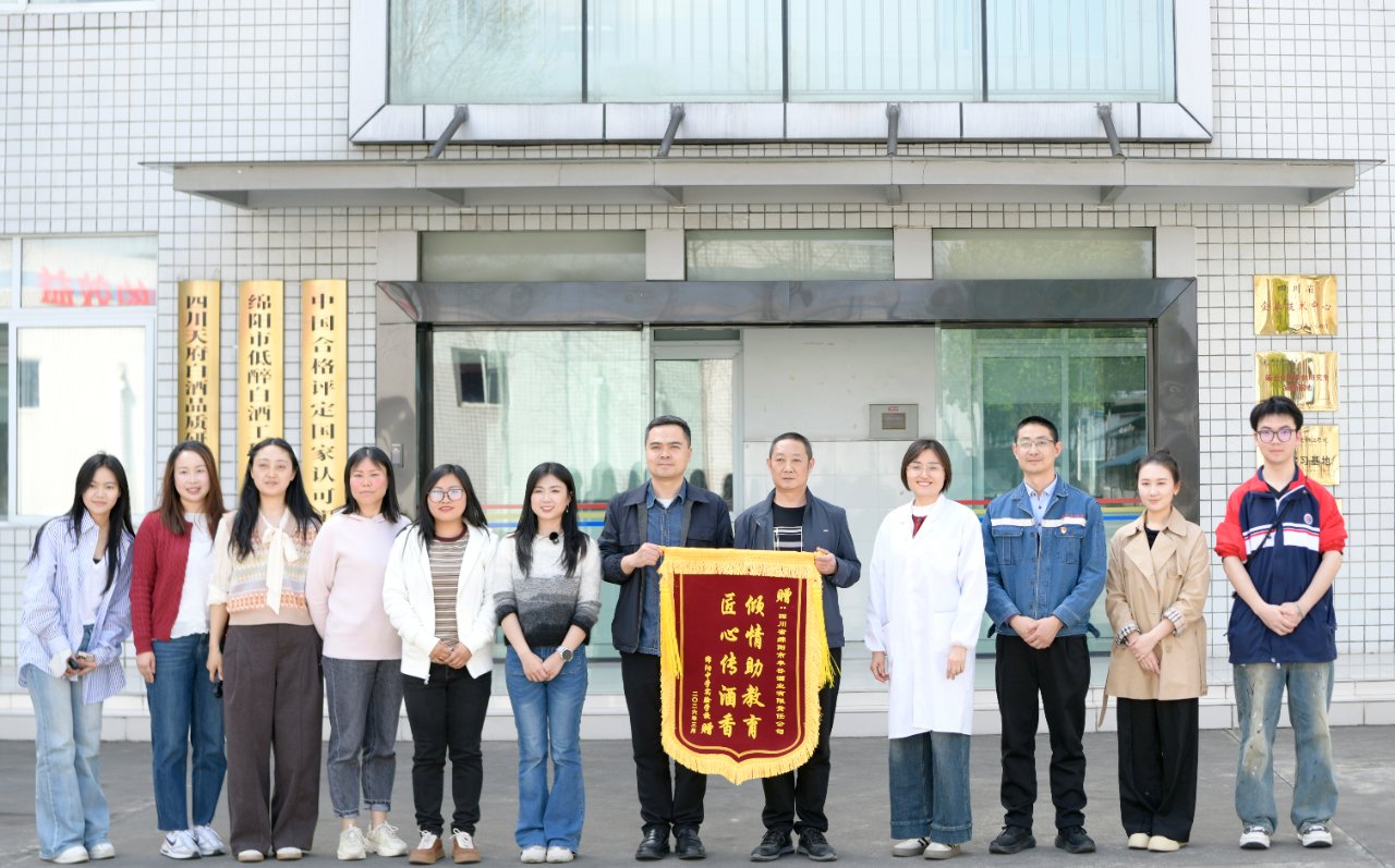 工会主席罗晓怡以及团委委员